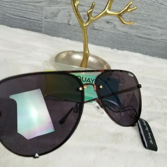 QUAY // ltd ed high key tortoise detail rimless black smoke lens aviators main image 4